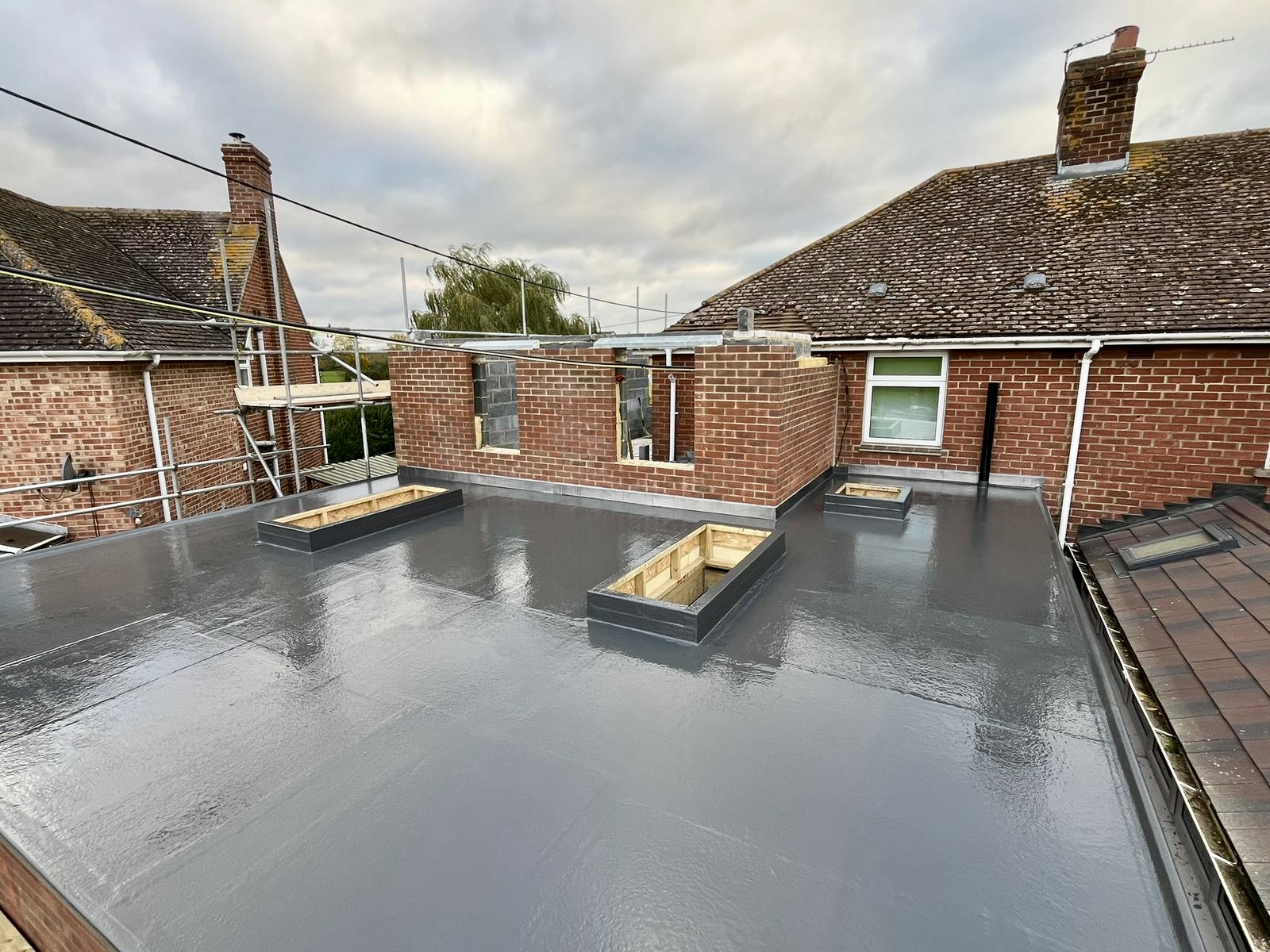 Flat roofing membrane installation